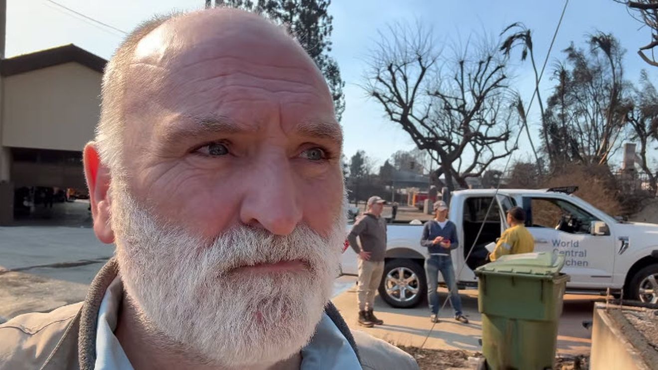 VIDEO | Cum a fost creată și cum funcționează „World Kitchen Organisation” / Coordonată de chef José Andrés, organizația hrănește, peste tot în lume, persoanele afectate de dezastre naturale sau conflicte armate/ În aceste zile se află alături de sinistrații din L.A.