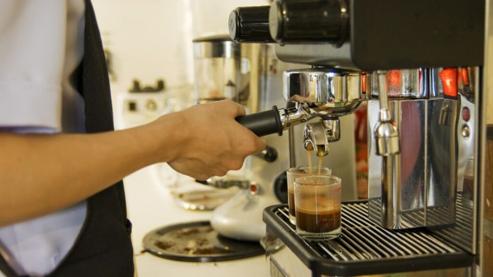 ANPC a verificat peste 2.000 de operatori economici la nivel naţional şi a dat amenzi de şase milioane de lei / Printre nereguli: automate de cafea neconectate la reţeaua de alimentare cu apă