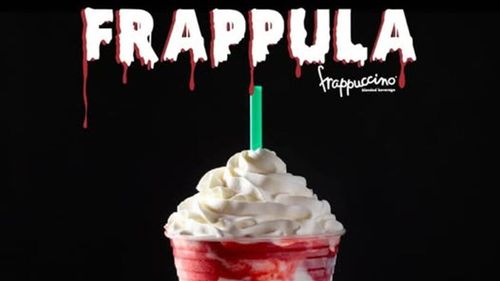 Starbucks are din nou în meniu „Frappula”, băutura inspirată de Dracula / Frappuccino-ul de Halloween combină vanilie, ciocolată și căpșuni