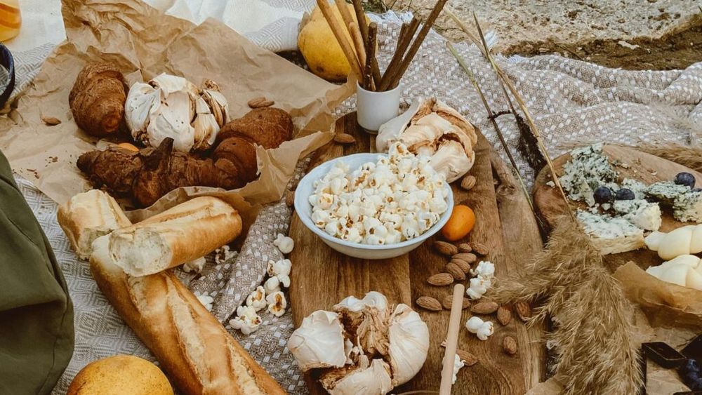 Unele alimente ultraprocesate pot fi mai rele pentru sănătatea inimii tale decât altele / Unele conțin ingrediente care nu au putut fi recreate într-o bucătărie de acasă/ Totuși, pâinea integrală, cerealele, iaurtul și floricelele de porumb pot fi benefice, deși sunt procesate