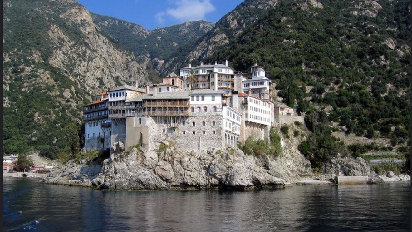 11 pelerini români, internați la spitale din Grecia după ce au mâncat ciuperci otrăvitoare, în timpul unei drumeții pe Muntele Athos