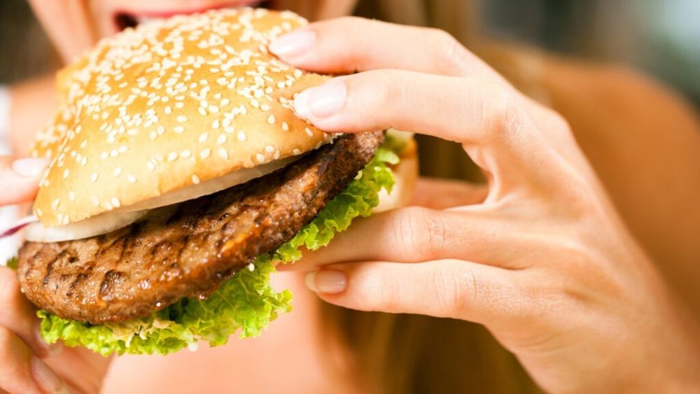 Dieta occidentală, legată de bolile cronice prin perturbarea microbiotei intestinale / Dieta este bazată pe cantități mari de grăsimi saturate, zaharuri sau cereale rafinate
