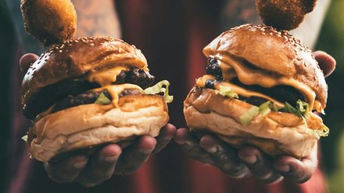 Pericolul din hamburgherii prea cruzi/ Poți mânca fără probleme o carne de vită puțin sau mediu gătită, dar în cazul cărnii tocate se aplică alte reguli