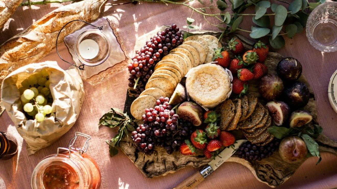 Cum să organizezi picnicul perfect - un prânz sau o gustare specială, în aer liber, împreună cu cei dragi/ Putem merge într-un parc, pe plajă sau la munte, important este să știm ce și cum să punem în coș