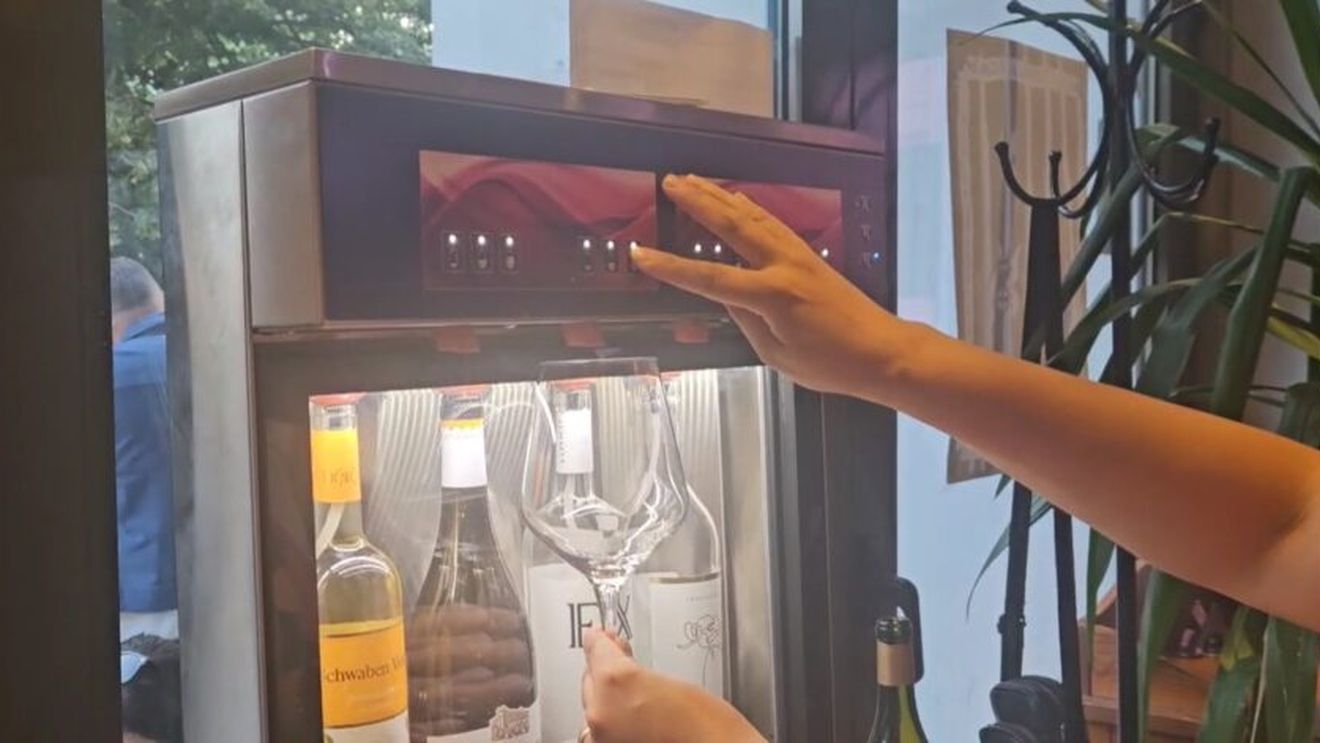 VIDEO | Inovație în HoReCa: Frigider și dozator de vin într-un singur aparat