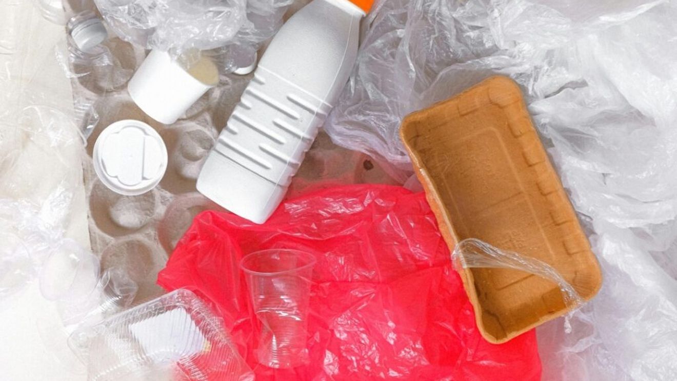 Studiu: Interzicerea pungilor de plastic gratuite în supermarketuri în Statele Unite a generat efecte nedorite/ Măsura a determinat mii de cetățeni să cumpere mai multe pungi