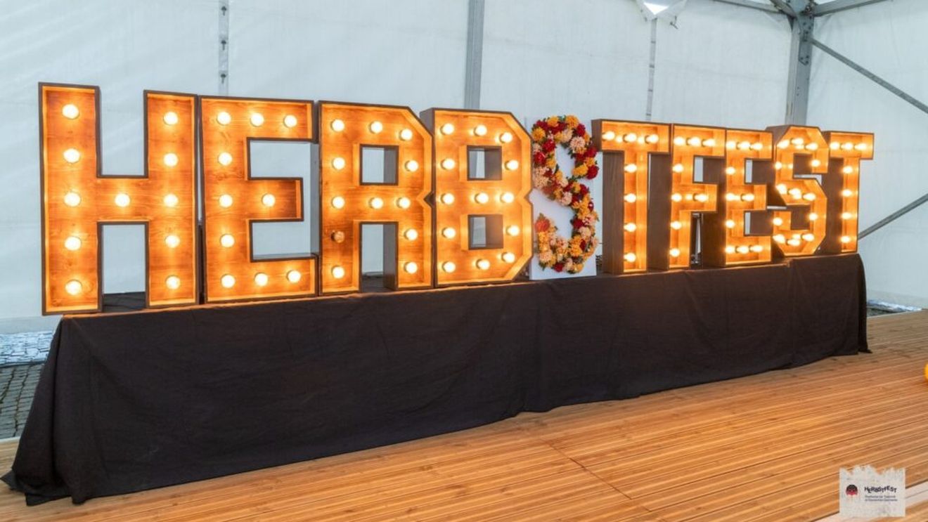 Peste 20.000 de oameni s-au distrat „nemțește”, la Festivalul de Toamnă al Economiei Germane / S-a consumat o tonă de cârnaţi şi ciolan /  O bicicletă electrică care alimenta un storcător de fructe, pusă la dispoziția participanților