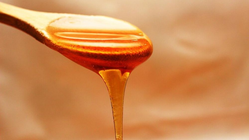 Singurul „vânător de albine” din România produce mierea de Iarbă Neagră: „Este o raritate. Reglează în organismul uman tot ce ţine de tranzit, de colon, de infecţii urinare, de glandă tiroidă, fiind foarte recomandată şi diabeticilor”