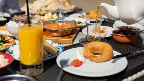 Lunga agonie a micului dejun în stil bufet din marile hoteluri. Este asociat cu consumul excesiv, risipa alimentară și un impact major asupra mediului și aparține, de-acum, trecutului