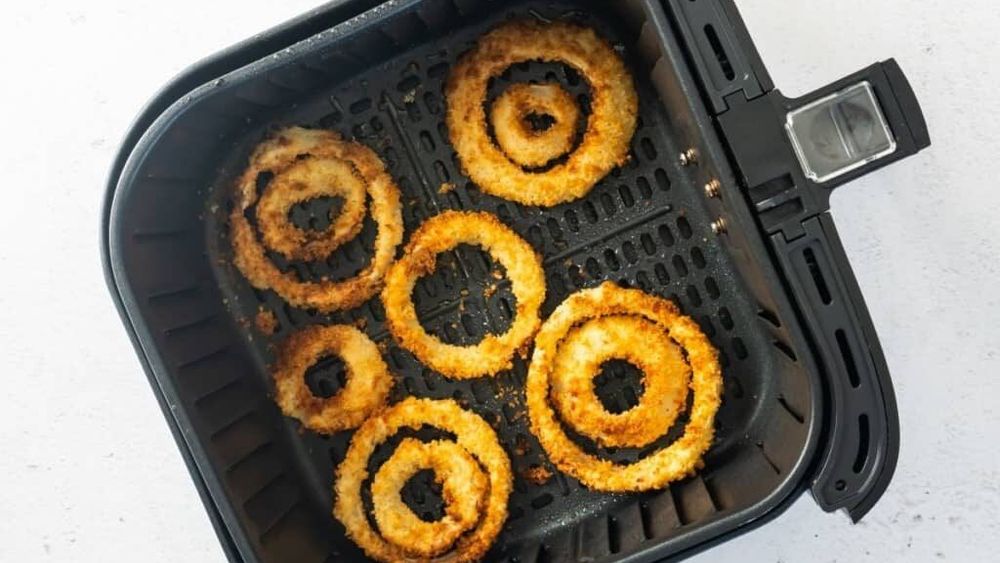 ABC în bucătărie | Cum faci ceapă prăjită crocantă în trei feluri - în tigaie, la microunde și în friteuza cu aer cald