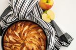 Chec pufos cu mere și scorțișoară, acoperit cu glazură dulce / Perfect pentru micul dejun, cafeaua de după-amiază sau desert
