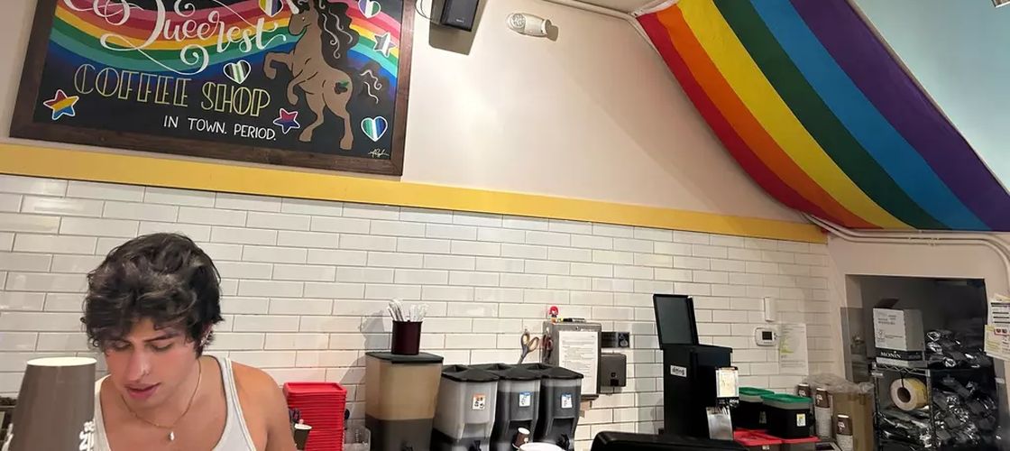 Un lanț de cafenele din San Francisco stârnește furia clienților LGBTQ+/ Disputa privind îndepărtarea steagurilor Pride stârnește reacții puternice, de la petiții publice și până la boicotarea acestui brand