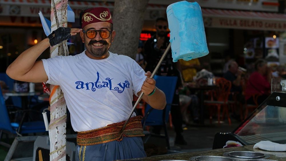 Dondurma: Înghețată turcească mâncată cu cuțit și furculiță