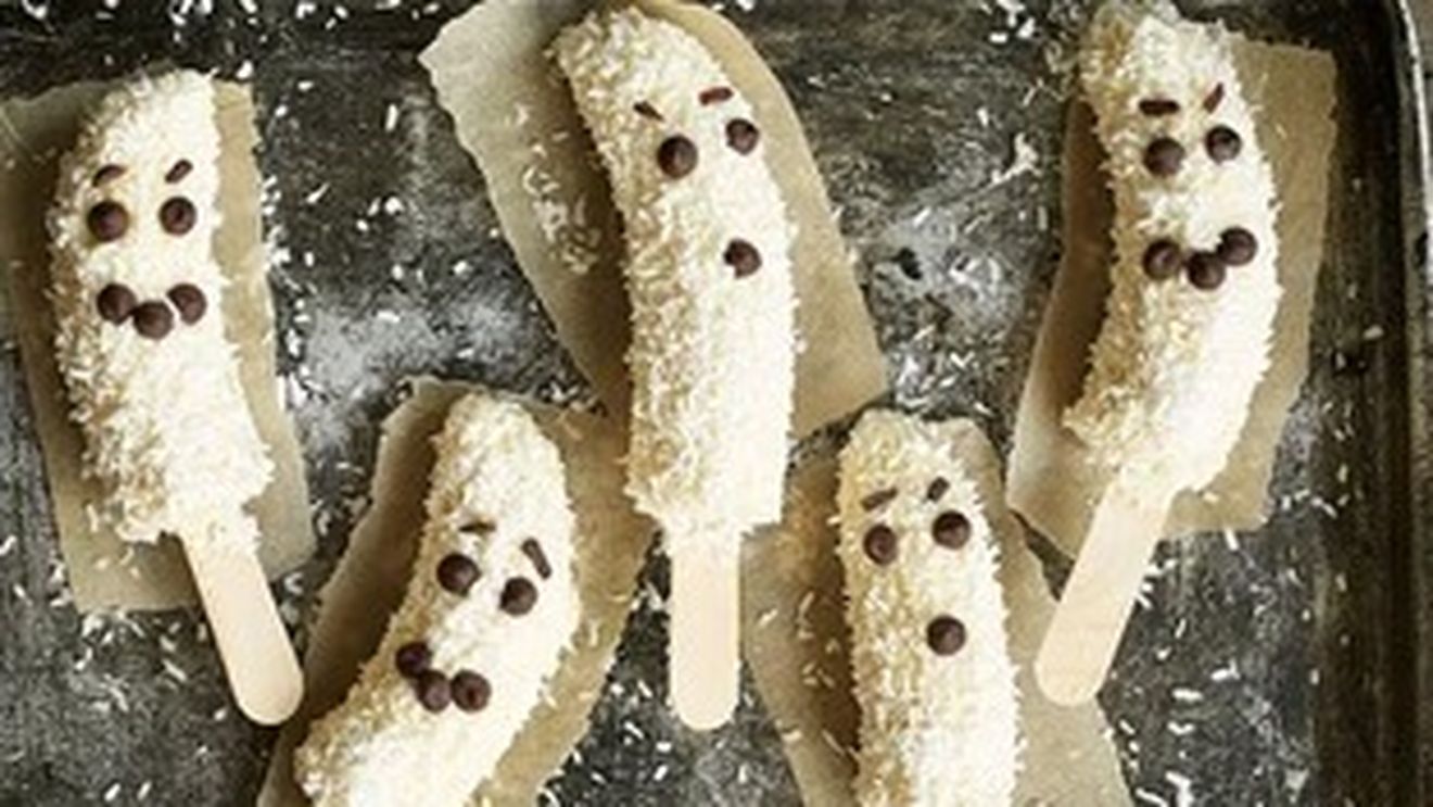 Ceva dulce | „Un desert de groază” perfect pentru Halloween: Banane înghețate în formă de fantomă / Rețeta este rapidă, cu doar patru ingrediente la îndemână și perfectă pentru a impresiona copiii și nu numai!