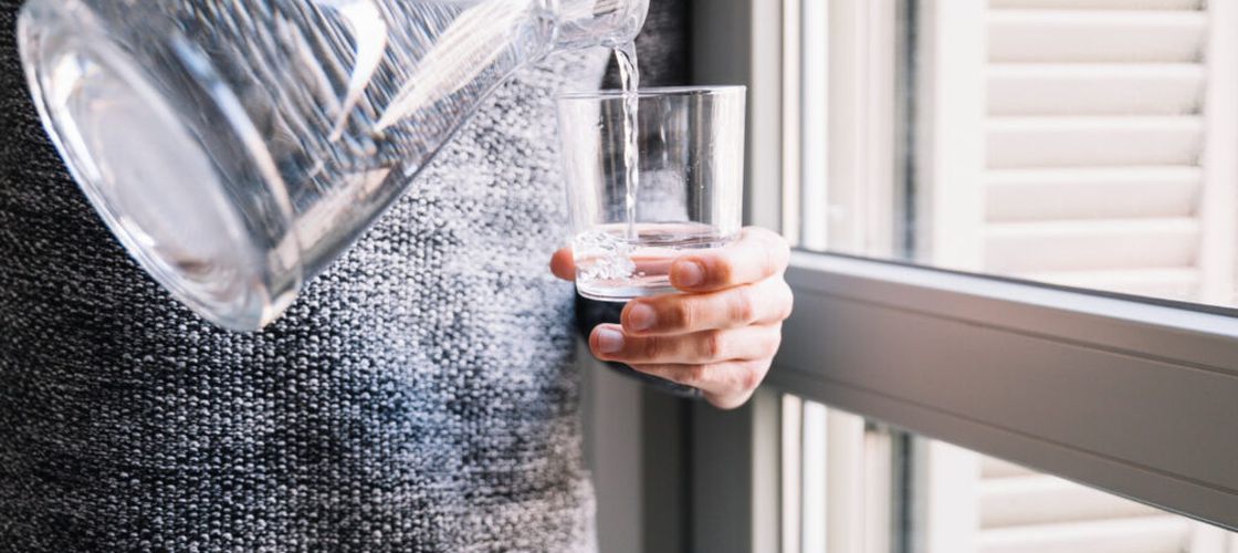 Medic: „Un pahar cu apă chiar înainte de a te da jos din pat este o asigurare de viață care nu costă nimic”