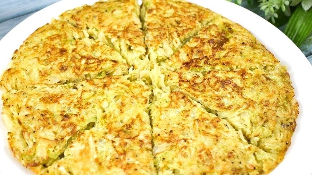 O idee de prânz rapid. Omletă cu varză tăiată fin adăugată direct în compoziție, cu sos citronette. Servită cu pâine, este o masă completă, economică și gustoasă