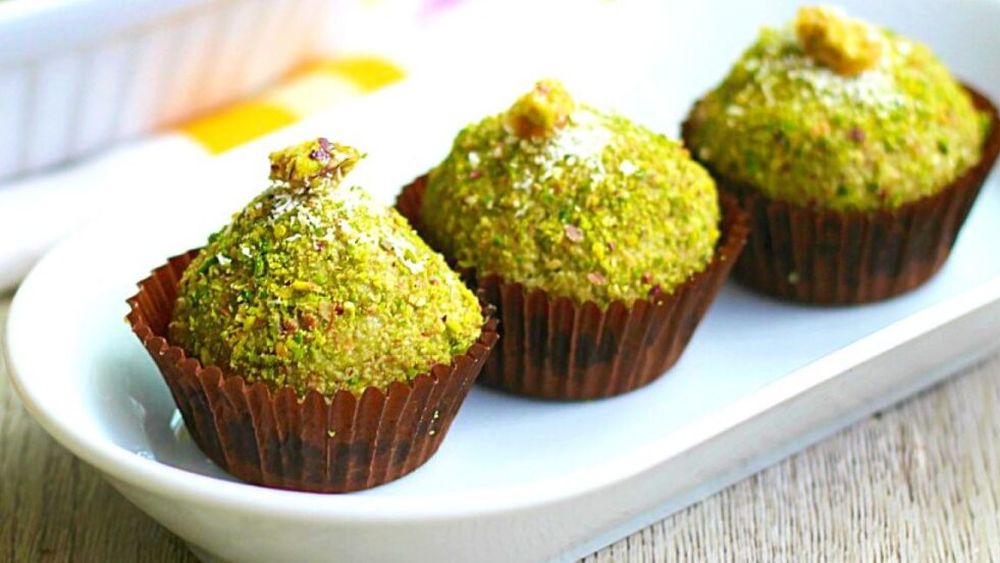 Bile de cocos și iaurt învelite în fistic, un desert rece și foarte rapid, pentru vară. Se pot umple cu cremă de ciocolată, de fistic sau de lămâie