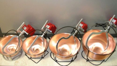 Știai că poți face mămăligă fără să amesteci minute bune în ea? Există un ceaun electric prevăzut cu un braț rotativ și un motoraș