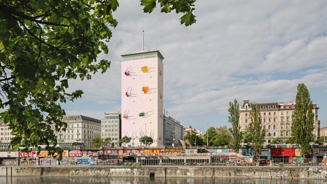 Sarmalele moldovenești ajung pe un turn emblematic din Viena / Artistul Pavel Brăila transformă Ringturm într-o operă inspirată de „gustul de acasă”