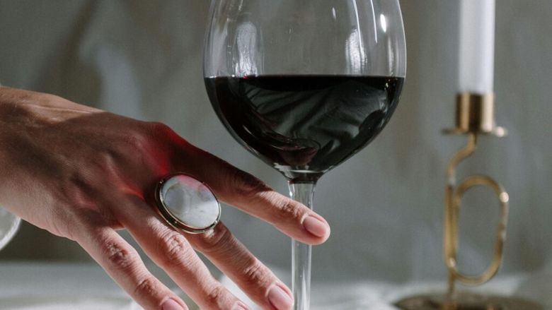 Secretul longevității ar putea sta în paharul de vin. Riscurile pentru sănătate asociate alcoolului depind și de ce bei, nu doar de cât bei