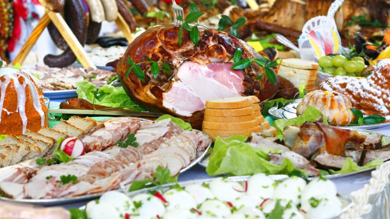 Cele mai frecvente greșeli la masa de Paște / Ce trebuie să eviți pentru a nu-ți strica sărbătorile: de la excese alimentare la combinații periculoase