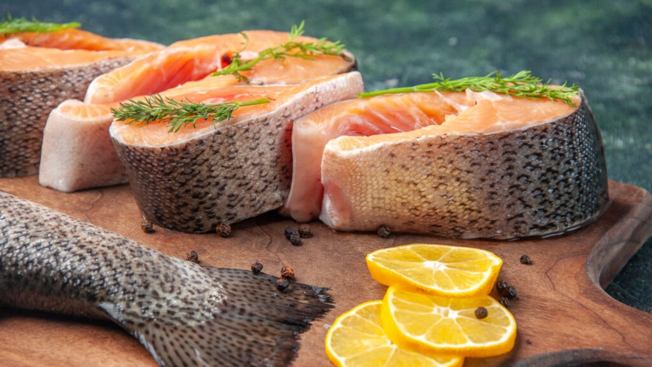 Șase alimente care au mai multă vitamina D decât un ou / Păstrăvul, somonul și laptele fortificat pot ajuta mai bine la acoperirea necesarului zilnic de vitamina D