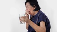 Ce faci dacă te îneci cu mâncare și ești singur acasă. Un medic explică manevra de prim-ajutor care te poate ajuta să-ți eliberezi căile respiratorii