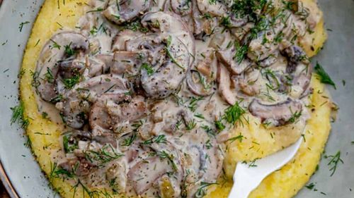 Ciulama de ciuperci, un prânz numai bun după atâtea zile cu carne în meniu / Se prepară rapid, e sățioasă și gustoasă