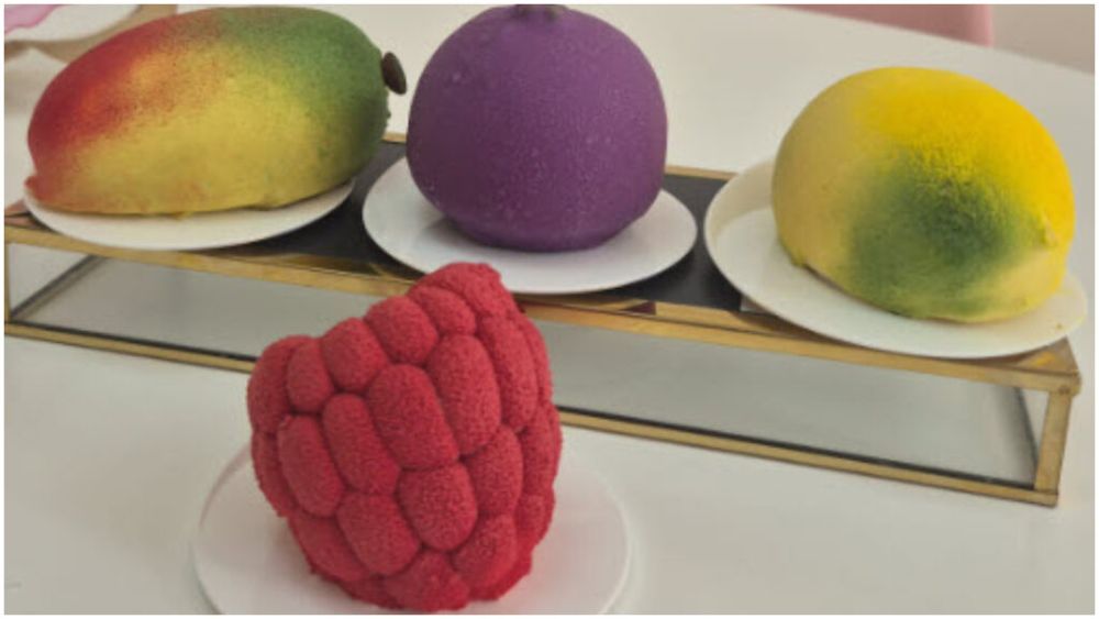 FOTO VIDEO | Prăjiturile în formă de fructe au devenit în ultimul an cele mai la modă deserturi/ Nu sunt ceva nou, dar acum s-au diversificat, iar cofetarii se întrec în umpluturi care mai de care mai sofisticate