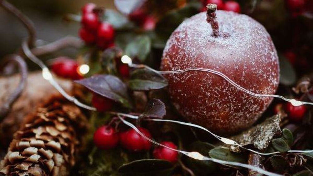 Nuci, mere și colaci pentru colindători, case decorate cu plante aromatice, turte „scutecele Domnului” și alte tradiții de Crăciun din toate zonele României