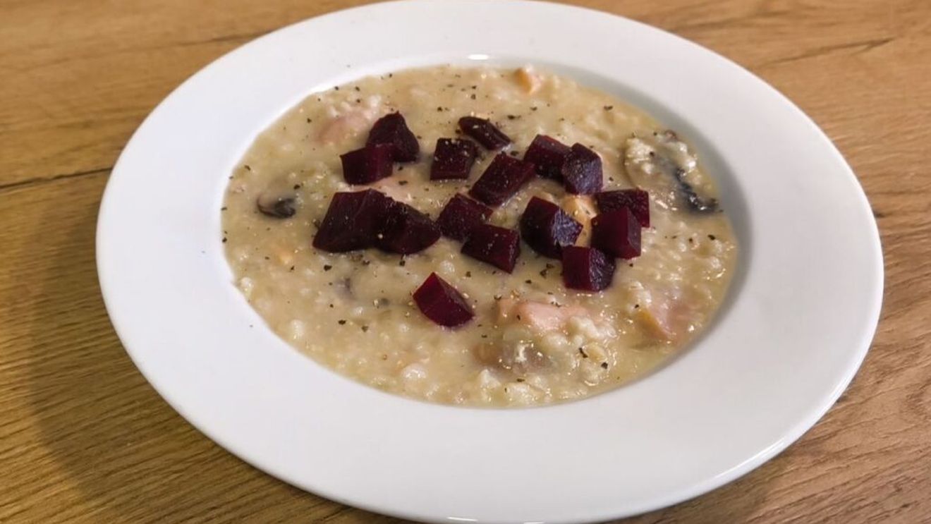 VIDEO | Rețetele Juanitei | Orez cremos cu ciuperci și sfeclă roșie/ Spaniolii îi spun „caldoso”/ Îl poți prepara ca pe un pilaf de-al nostru românesc, cu carne sau de post, ori îl poți transforma într-un risotto italian