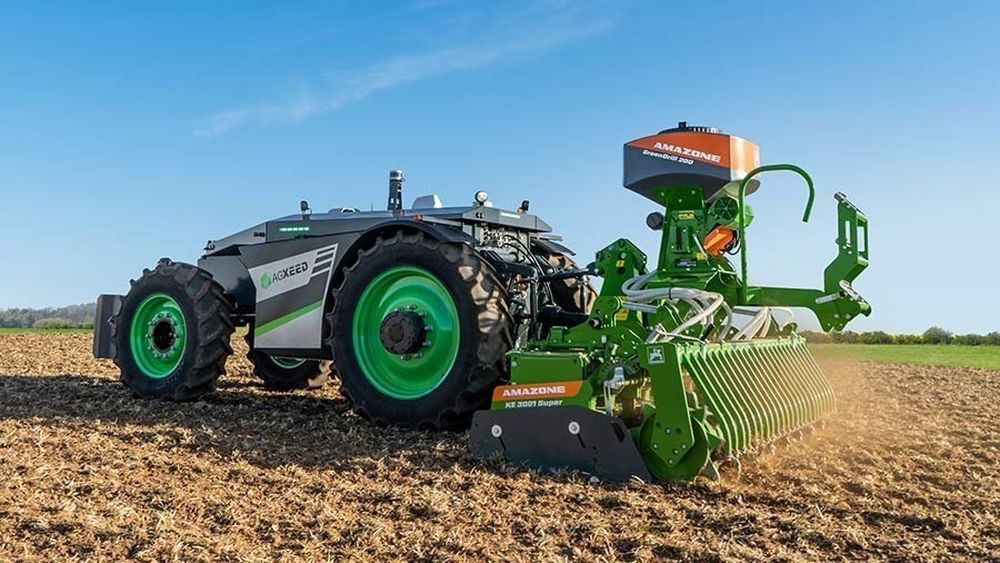 Unul dintre primii fermieri din Marea Britanie care folosește tractoare autonome, fără cabină, AgXeed: Sunt viitorul. Pot funcționa până la 30 de ore la rând / În România nu a fost vândut încă un astfel de model