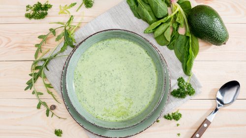 Supă cremă rece cu avocado, gata în 10 minute. Rețeta perfectă pentru zilele caniculare
