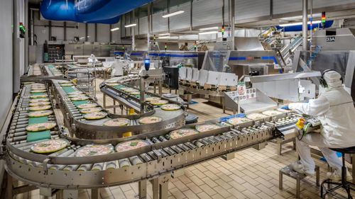 Una dintre cele mai mari fabrici de pizza din Europa se reinventează pentru a deveni mai ecologică: 25% din energia electrică a companiei, generată din surse regenerabile proprii