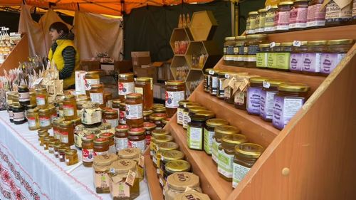 Mii de oameni au fost prezenți la "Sărbătoarea Mierii" de la Blaj / Apicultorii tineri aduc inovația: miere-cremă cu zmeură, miere cu lămâie, ghimbir sau brad