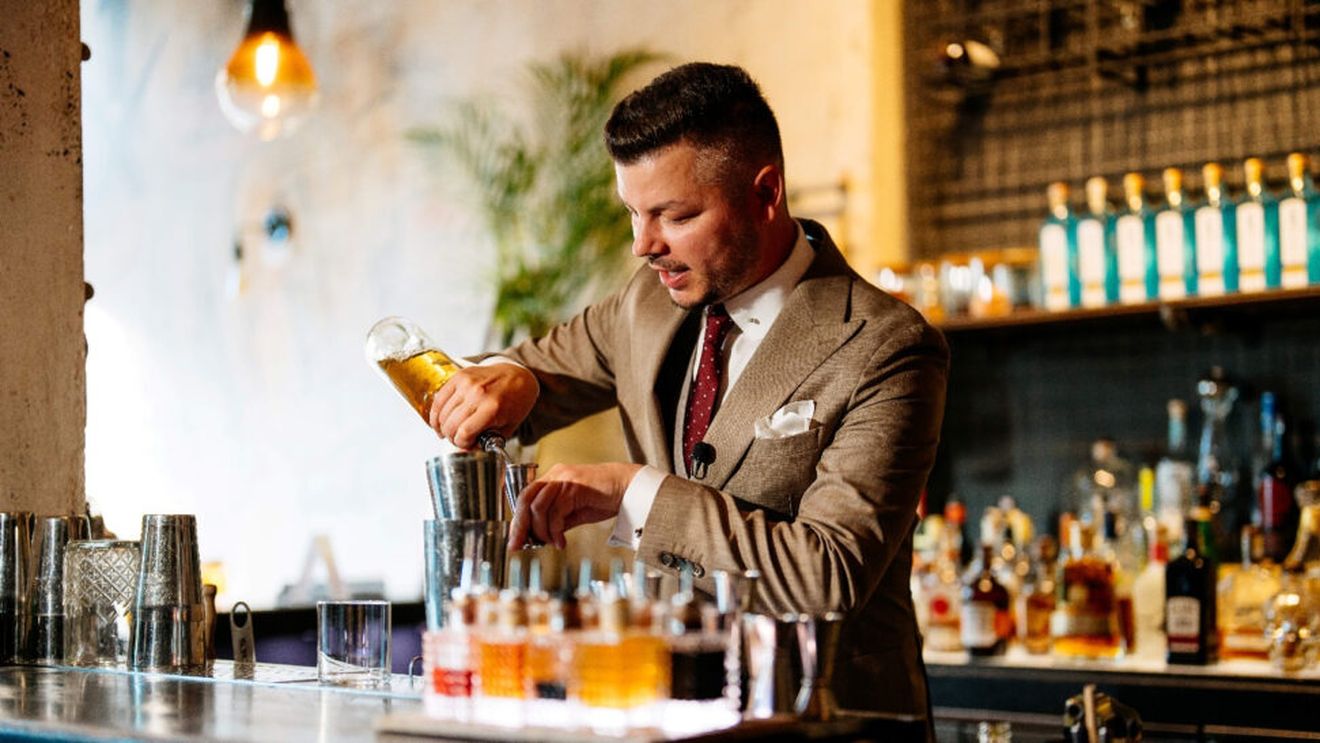 Flair, disciplină și echilibru în pahar: Valentin Luca, despre ce înseamnă cu adevărat meseria de barman / „Dacă băutura nu e bună, nu contează cât de spectaculos a fost momentul”