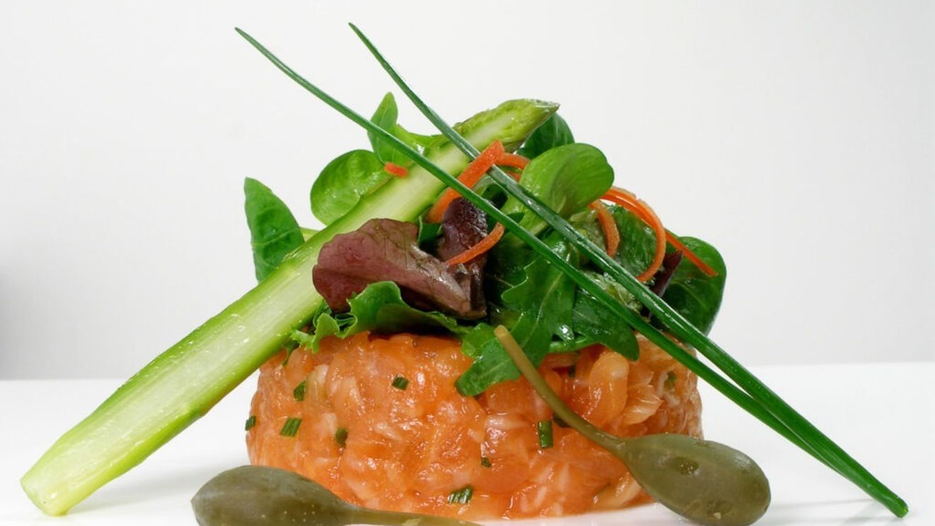 Mic dejun simplu, dar spectaculos: Tartar cu roșii, un preparat de vară plin de savoare, perfect în zilele caniculare