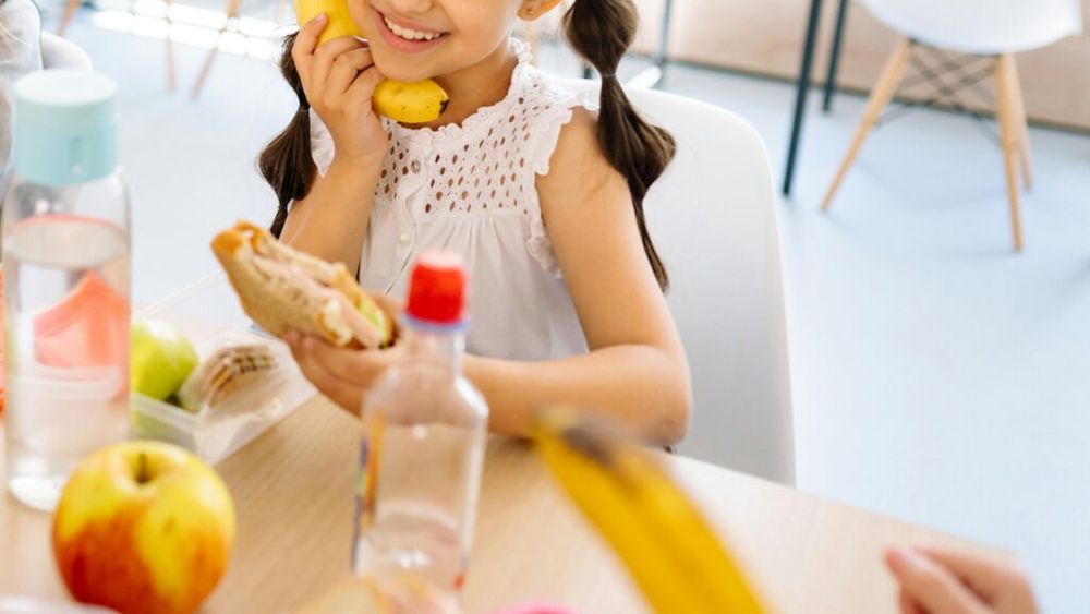 STUDIU: Programul „Masă Sănătoasă”, implementat real într-o treime din şcolile beneficiare, în primul semestru / Peste 60% dintre unitățile de învățământ au ales să ofere sandviș / Pentru un sfert dintre copii masa de la şcoală este singura din zi