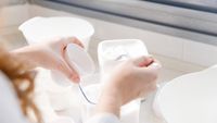 De ce să cureți vasele din plastic cu bicarbonat de sodiu / Unele urme de mâncare devin permanente, iar încălzirea la microunde favorizează pătarea lor