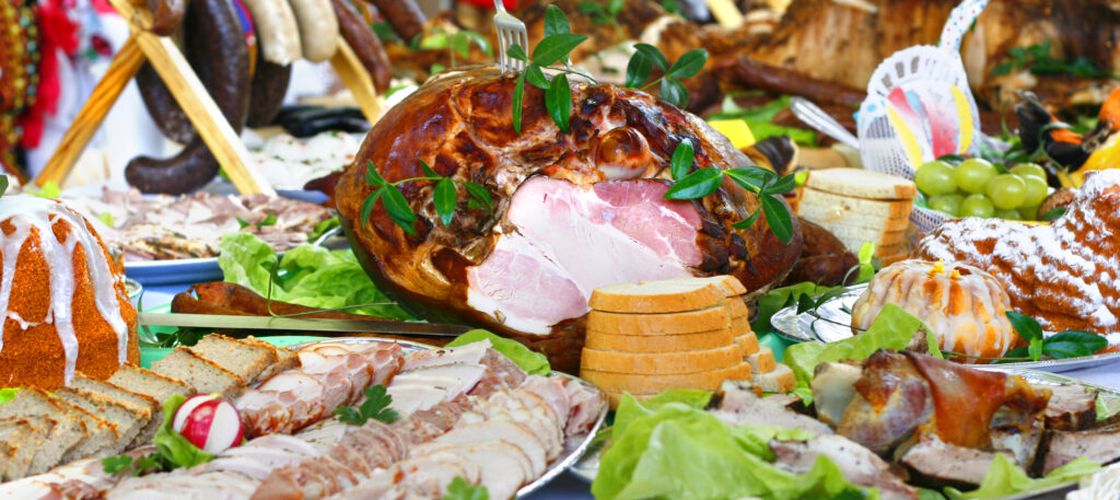 Cele mai frecvente greșeli la masa de Paște / Ce trebuie să eviți pentru a nu-ți strica sărbătorile: de la excese alimentare la combinații periculoase