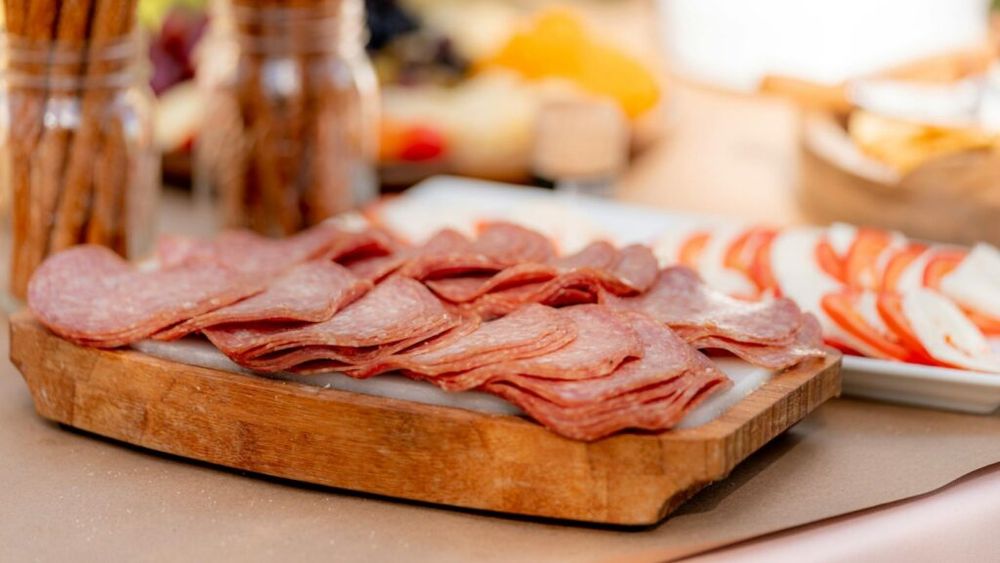 Majorarea TVA nu a afectat industria de mezeluri; scăderea, resimţită în HoReCa (companie)