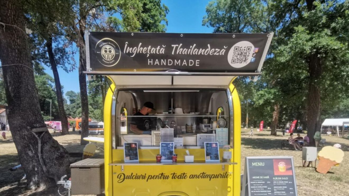 FOTO-VIDEO | Înghețată preparată în fața clienților ca pe tarabele din Thailanda. Afacerea deschisă de doi frați la Timișoara