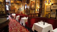 Cel mai vechi restaurant din Londra servește clienți de aproape 230 de ani / La „Rules”, meniul încă începe cu stridii, plăcinte și budinci