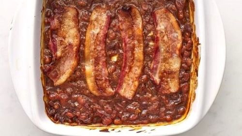 Un preparat tradițional al micului dejun englezesc: baked beans. Fasole prefiartă, chiar din conservă, gătită direct în cuptor, cu sau fără bacon