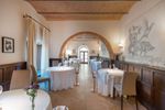FOTO-VIDEO | Destinație de vacanță: Castel Monastero, de la sat medieval la resort de lux în Toscana / Are un restaurant cu stea Michelin și spa de 1.500 de metri pătrați / Legumele provin din grădinile din zonă, iar carnea este luată de la producători locali