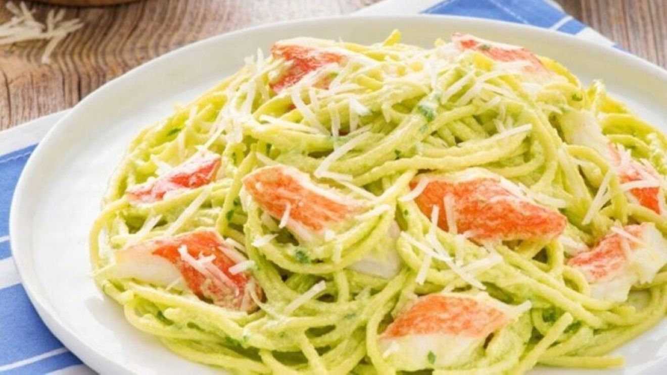 Pastele de vineri seara. Spaghetti cu cremă de avocado cu lămâie și bucățele de surimi - ideale pentru vară