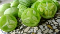 Arată ca un pepene în miniatură, dar este un castravete. Leguma românească „Victor” ajunge pentru prima dată la vânzare