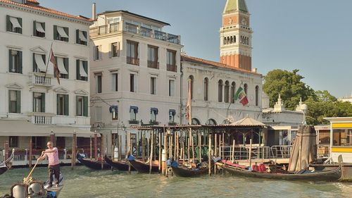 Proprietarul unui bar din Veneţia frecventat în trecut de scriitorul Ernest Hemingway cere autorităților să ia mai multe măsuri pentru a împiedica ambarcaţiunile să accelereze pe canale şi să provoace valuri înalte şi dăunătoare