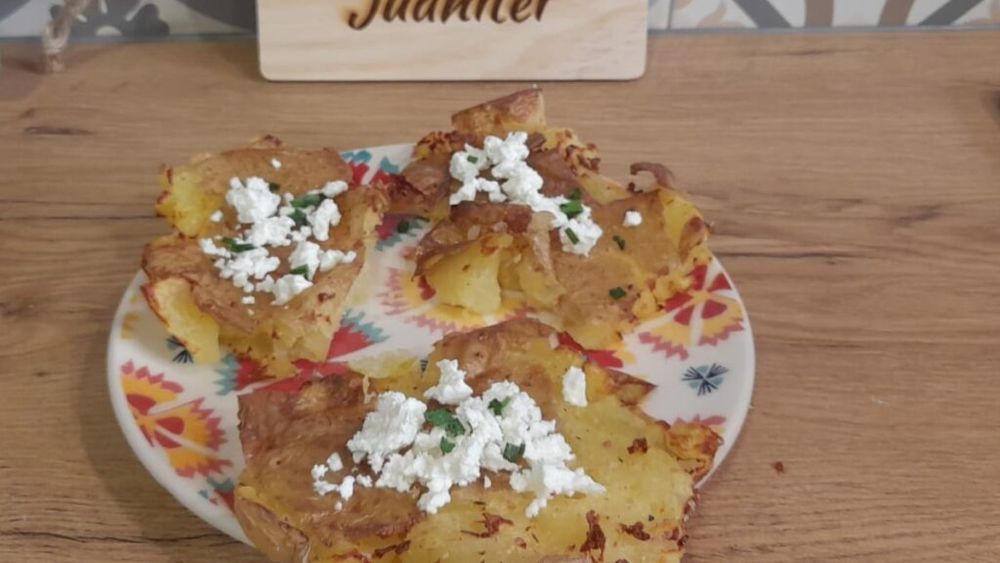Rețetele Juanitei - Cartofi zdrobiți și preparați în cuptor, buni ca garnitură sau cu ceva brânză rasă ori usturoi deasupra