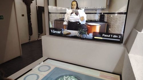 VIDEO | Gătit virtual, experiență inedită la Muzeul Etnografic din Sighetu Marmației / Soba interactivă combină tehnologia modernă cu tradiția culinară maramureșeană / Vizitatorii „gătesc” pe o plită care e de fapt un ecran touch